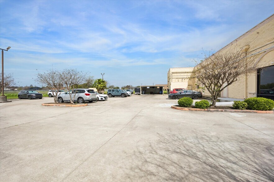 More Photos Of 4450 E Sam Houston Pky S, Pasadena General Retail For Lease