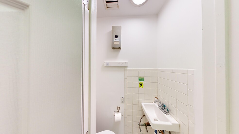 More Photos Of 194 Nassau Ave, Brooklyn Storefront Retail Office For Lease