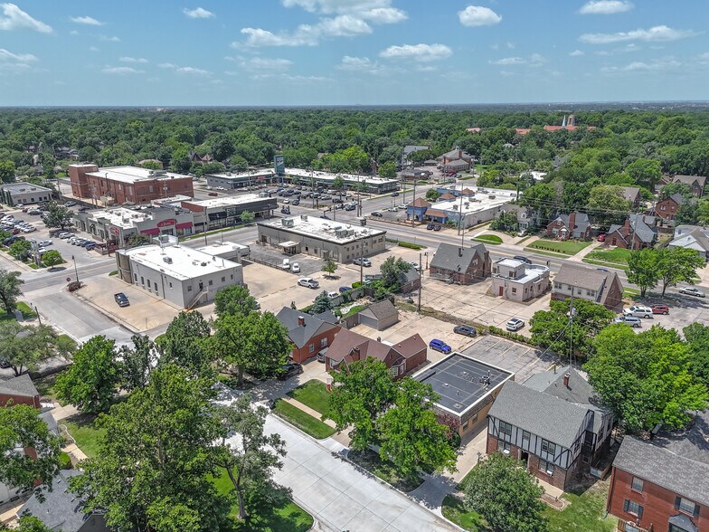 More Photos Of 133 N Glendale St, Wichita Office For Sale