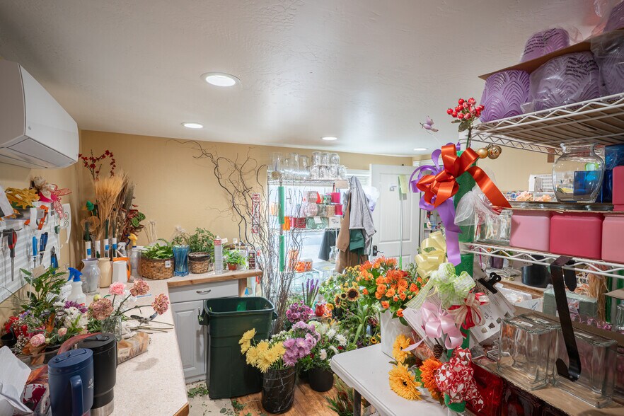 More Photos Of 319 Main St N, Kimberly Warehouse For Sale