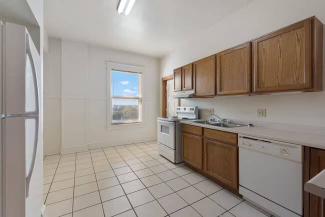 More Photos Of 2335 W Wisconsin Ave, Milwaukee Apartments For Sale