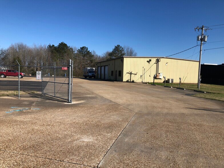 More Photos Of 355 Distribution Dr, Madison Distribution For Lease