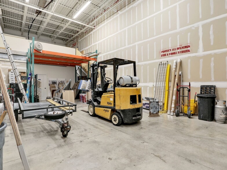More Photos Of 8821 Business Park Dr, Fort Myers Warehouse For Sale