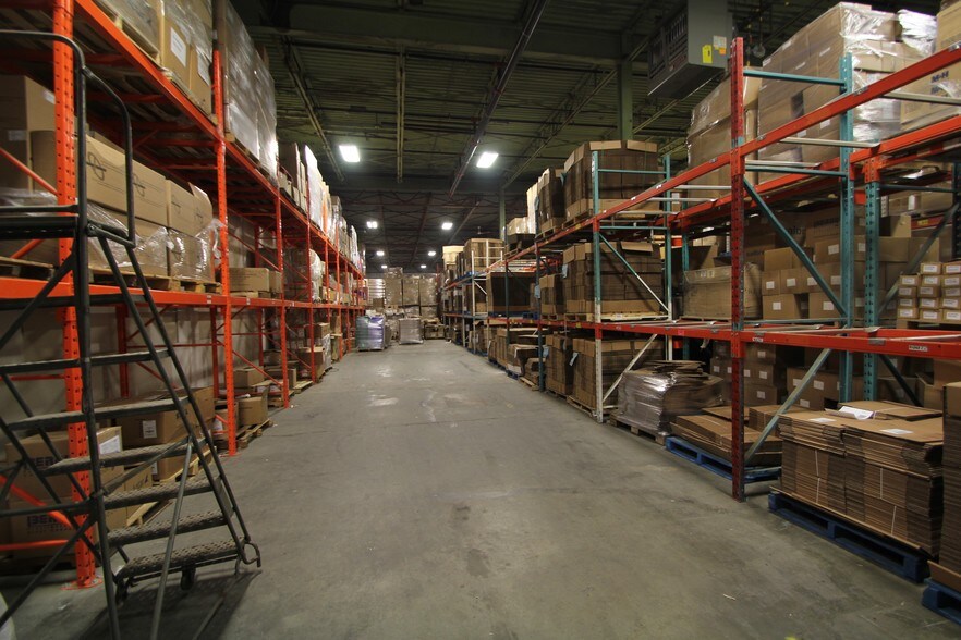 More Photos Of 160 Boul Industriel, Boucherville Manufacturing For Lease