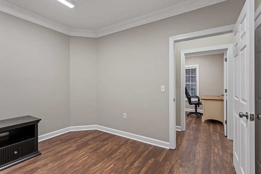 More Photos Of 6501 Creedmoor Rd, Raleigh Office Residential For Lease