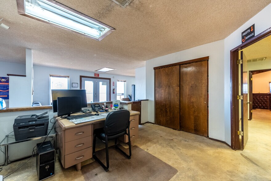 More Photos Of 397 E Evan Hewes Hwy, El Centro Auto Repair For Sale