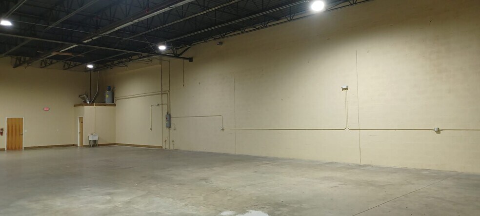 More Photos Of 17121 Cam Ct, Fort Myers Showroom For Lease