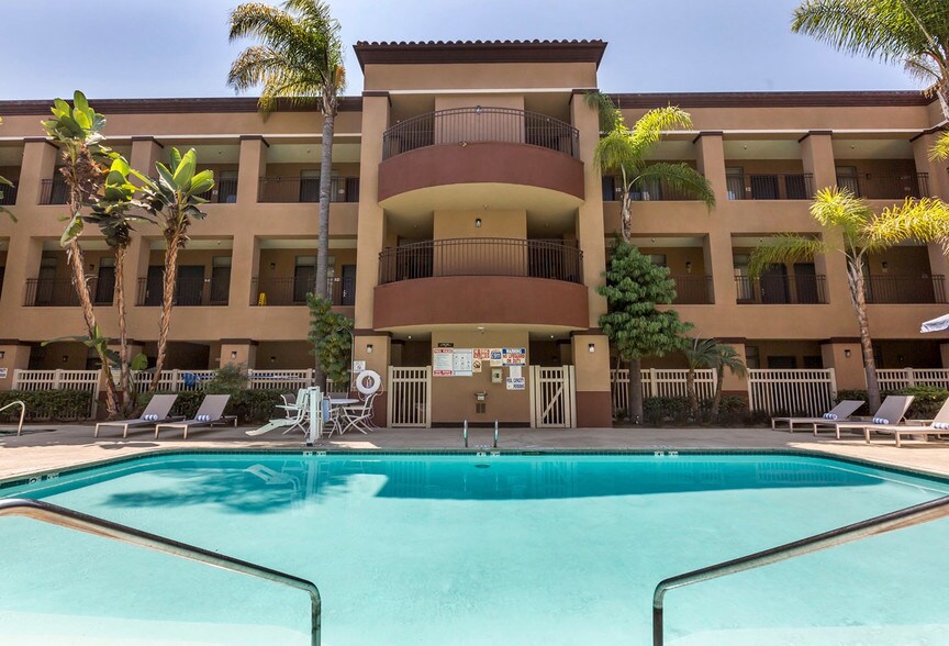 Primary Photo Of 631 Camino del Rio S, San Diego Hotel For Sale
