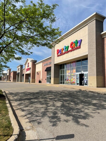 More Photos Of 3165 Alpine Ave, Grand Rapids Storefront For Lease