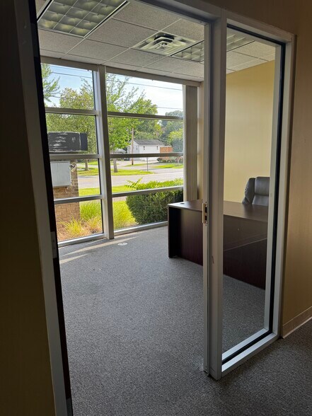 More Photos Of 600 6th Ave, Saint Albans Office For Sale