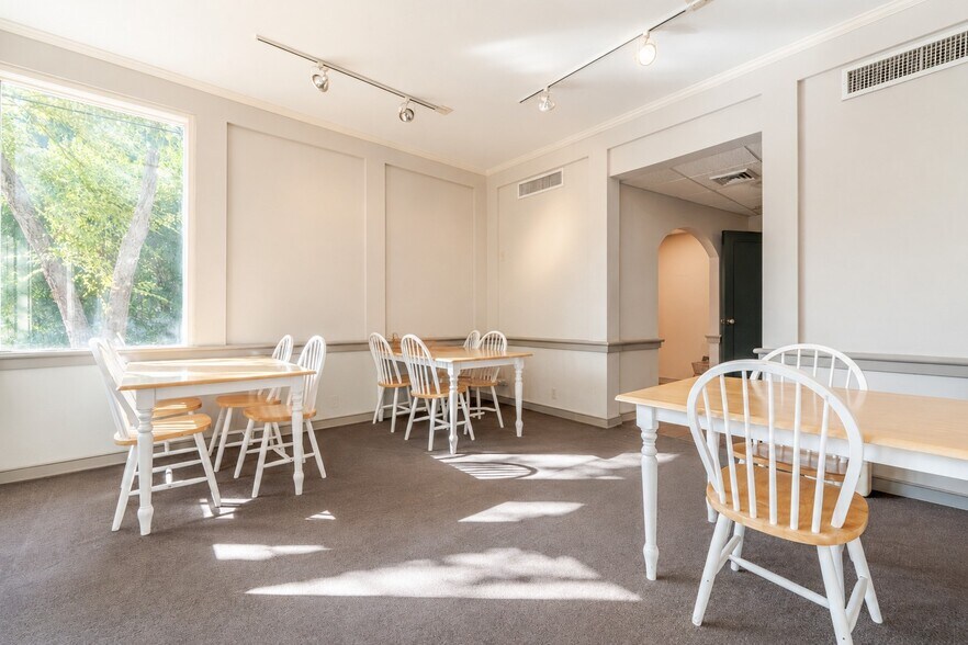 More Photos Of 3112 Jackson St, Alexandria Office For Sale