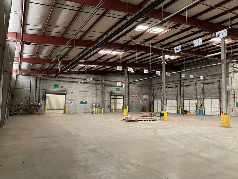 More Photos Of 12005 40,000 - 163,800 sf Available - Warren MI, Warren Distribution For Lease