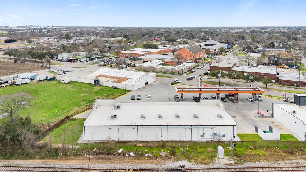 More Photos Of 7241 Lawndale St, Houston Storefront For Lease