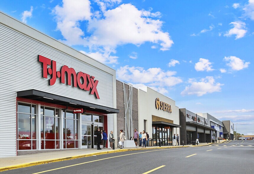 More Photos Of 1980 Rio Hill Ctr, Charlottesville General Retail For Lease