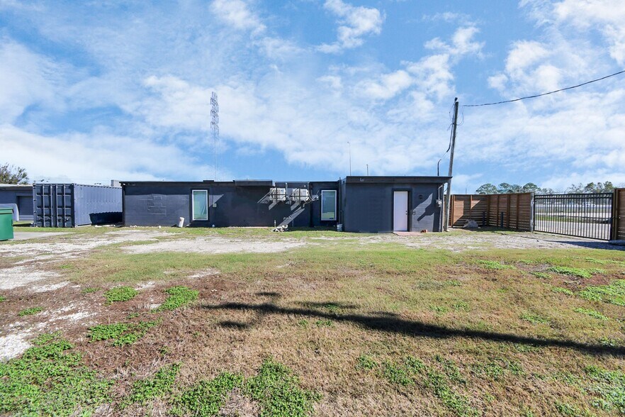 More Photos Of 11605 W Hardy Rd, Houston Storefront Retail Office For Sale
