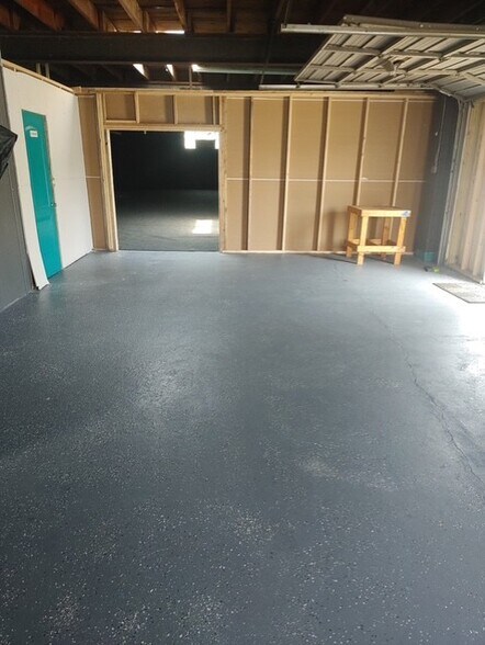 More Photos Of 914-920 Holland Ave, Cayce Manufacturing For Lease
