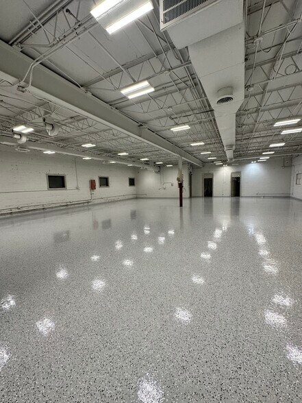 More Photos Of 3200 W Le Moyne Ave, Stone Park Warehouse For Lease