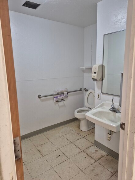 More Photos Of 100 Murrish Rd, Redway General Retail For Sale