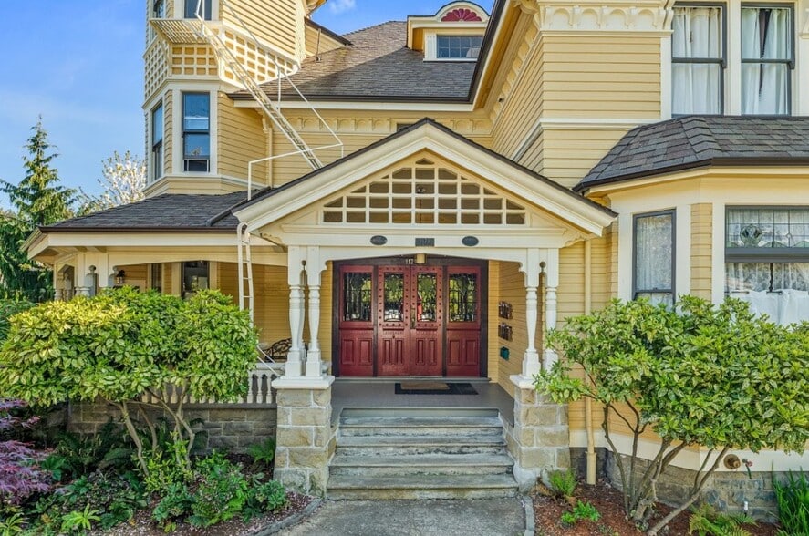 Primary Photo Of 1171 Rockland Av, Victoria Apartments For Sale