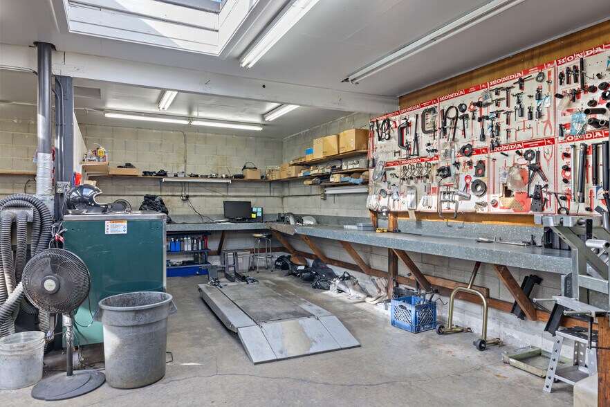 More Photos Of 735 Gilman St, Berkeley Showroom For Sale