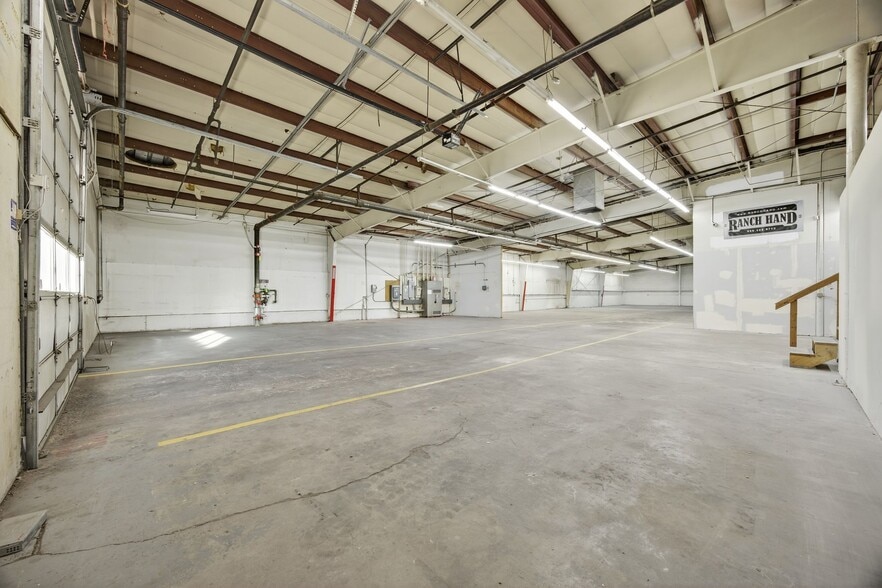 More Photos Of 2261 W Cornell Ave, Englewood Warehouse For Lease