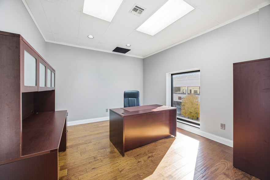 More Photos Of 261-275 E Maple Rd, Birmingham Storefront Retail Office For Lease