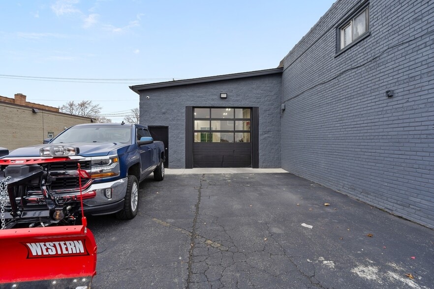 More Photos Of 5512 W 79th St, Burbank Storefront Retail Residential For Sale