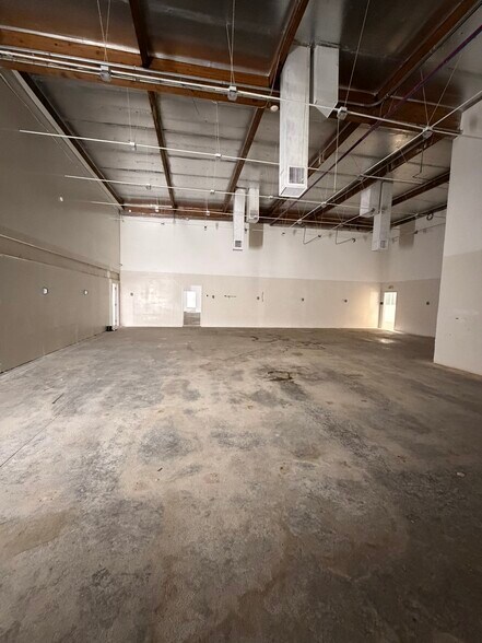 More Photos Of 7931 Deering Ave, Canoga Park Service For Sale