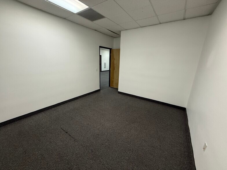 More Photos Of 5765 S Rainbow Blvd, Las Vegas Office For Lease