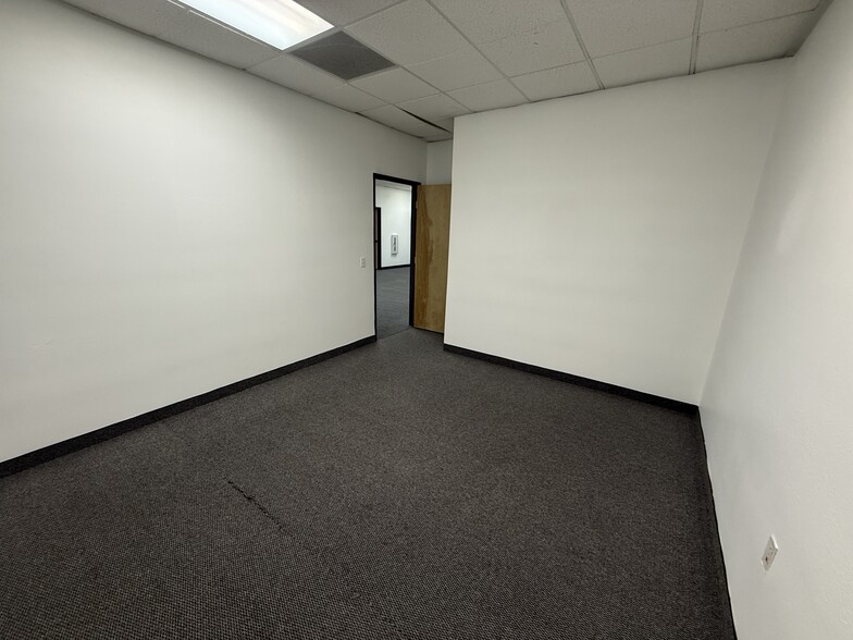 More Photos Of 5765 S Rainbow Blvd, Las Vegas Office For Lease