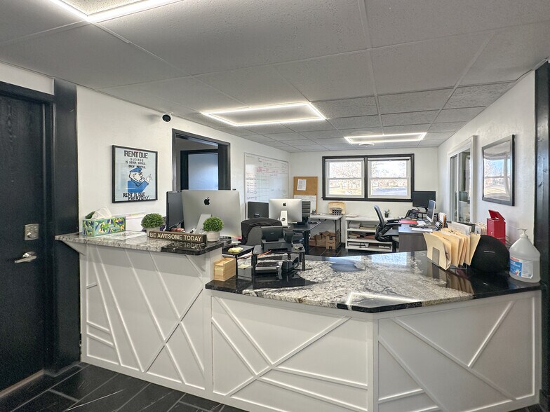 More Photos Of 305 E Maple Rd, Troy Office For Sale