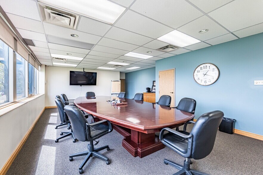 More Photos Of 220 Advance Blvd, Brampton Office For Sale