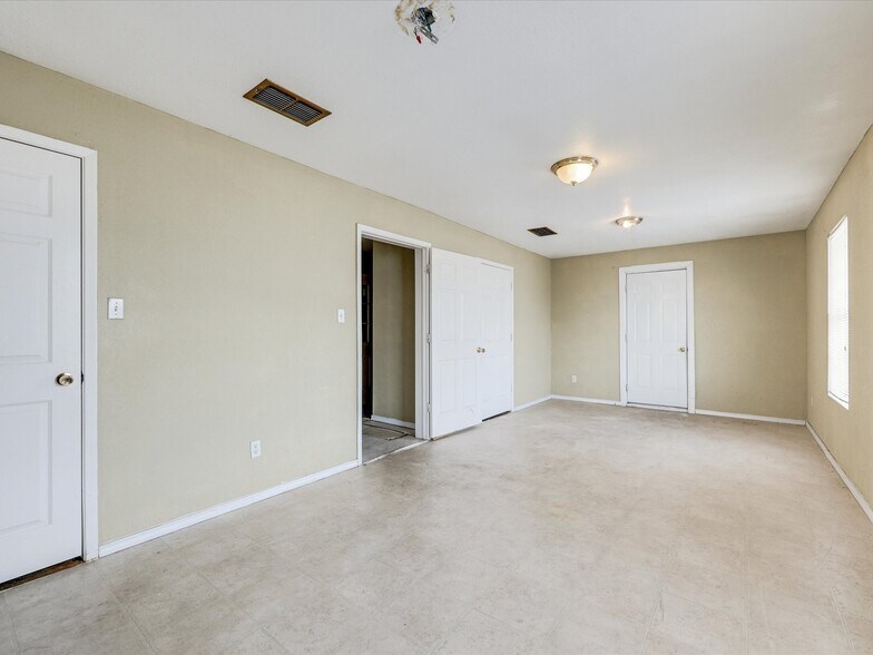 More Photos Of 1201 E Long Ave, Fort Worth General Retail For Sale