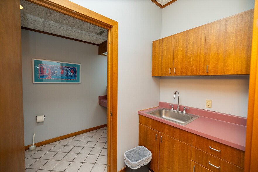 More Photos Of 1020 N Main St, Wichita Medical For Sale