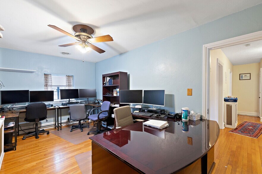 More Photos Of 112 Capitol Trl, Newark Medical For Sale