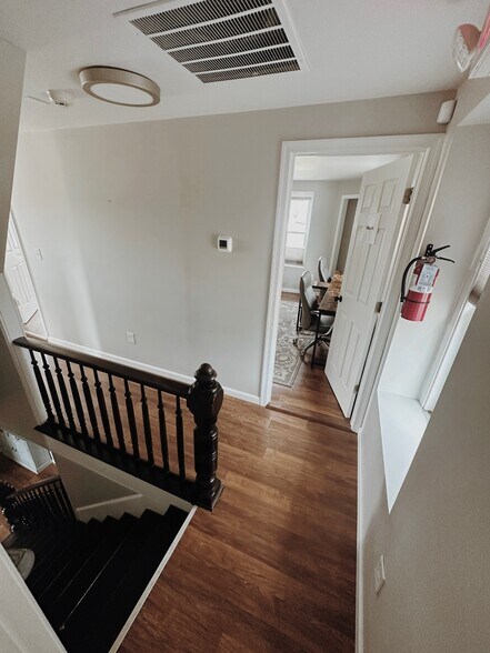 More Photos Of 104 E Pine St, Georgetown Office Residential For Lease
