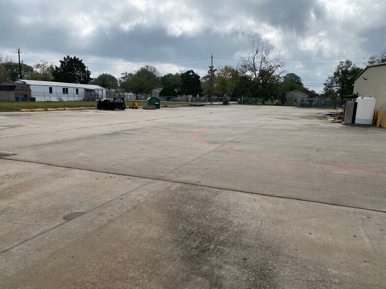 More Photos Of 1105 N Main St, Highlands Warehouse For Lease