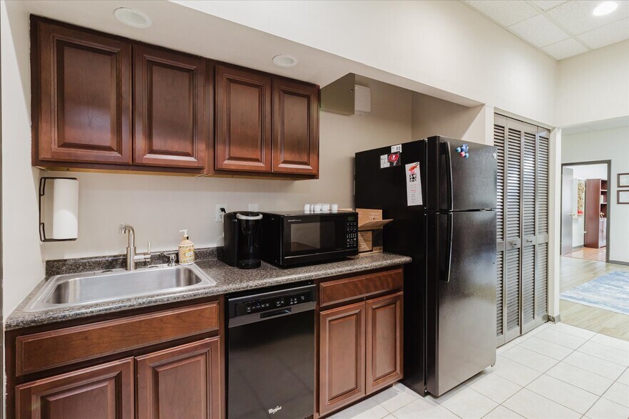 More Photos Of 611 Druid Rd E, Clearwater Office For Sale