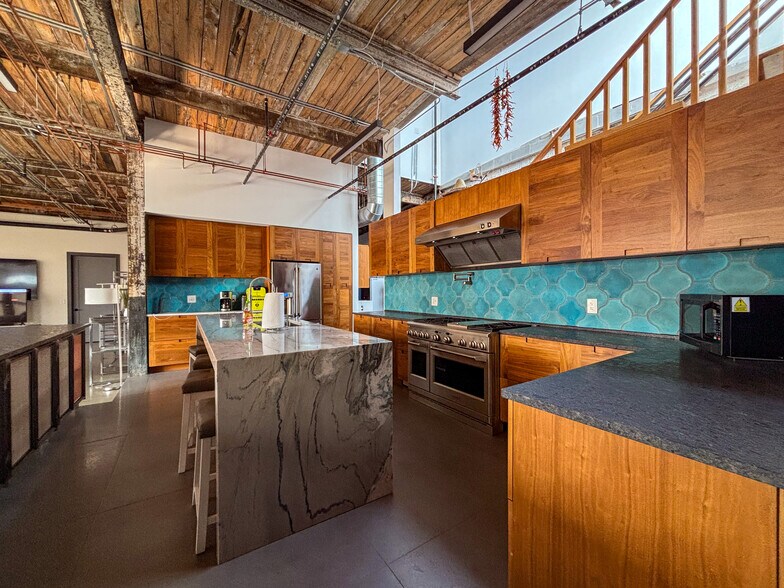 More Photos Of 701 E South St, Lansing Distribution For Sale