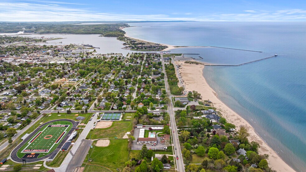 More Photos Of 612 N Lakeshore Dr, Ludington Hotel For Sale