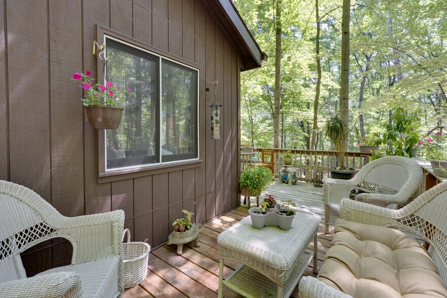 More Photos Of 11 Mountainside Dr, Berkeley Springs Specialty For Sale