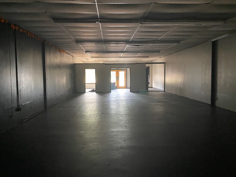 More Photos Of 4970 Raymond Ave, Verona Storefront For Lease