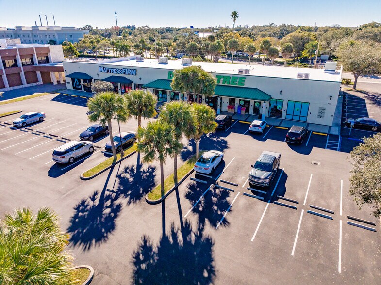 More Photos Of 701 21st St, Vero Beach General Retail For Lease