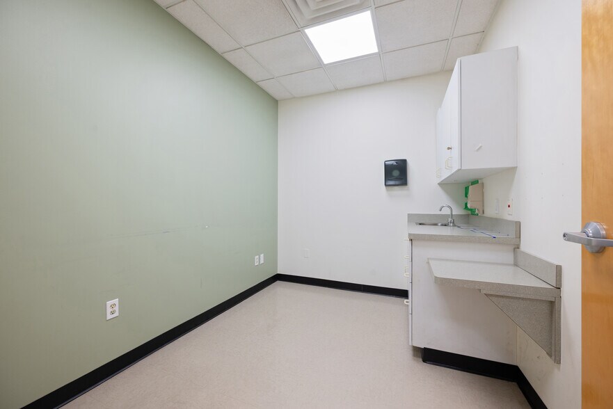 More Photos Of 34 E Somerset St, Raritan Bank For Lease