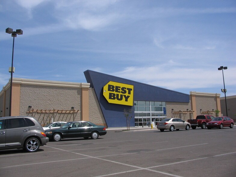 More Photos Of 520-580 E Danenberg Dr, El Centro Service Station For Lease