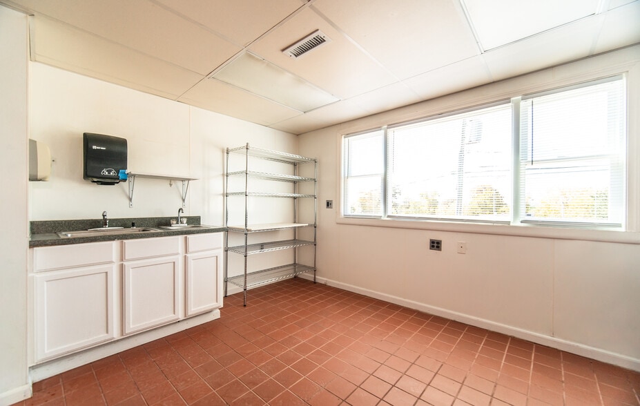 More Photos Of 110 Coe Ave, Middletown Restaurant For Sale