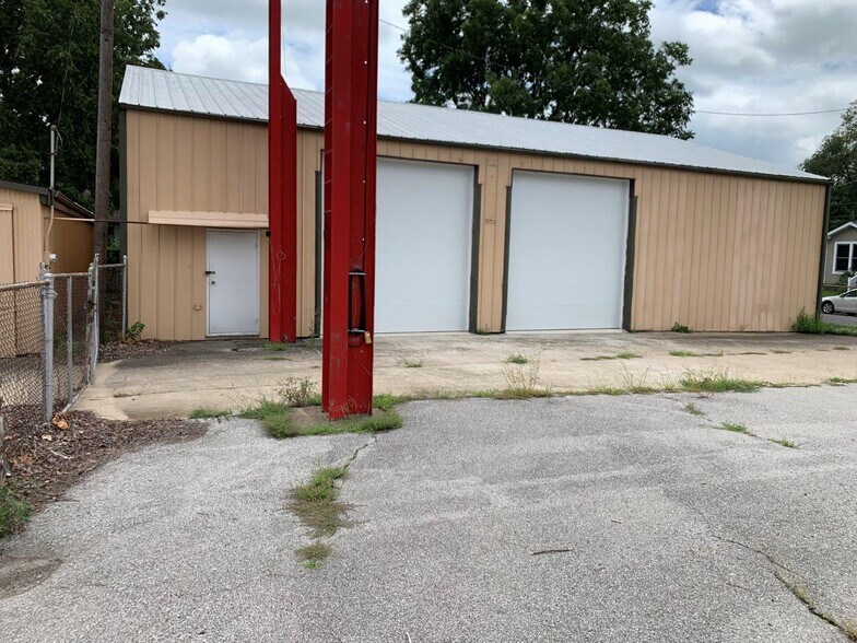 More Photos Of 177 S Pence St, East Alton Warehouse For Lease