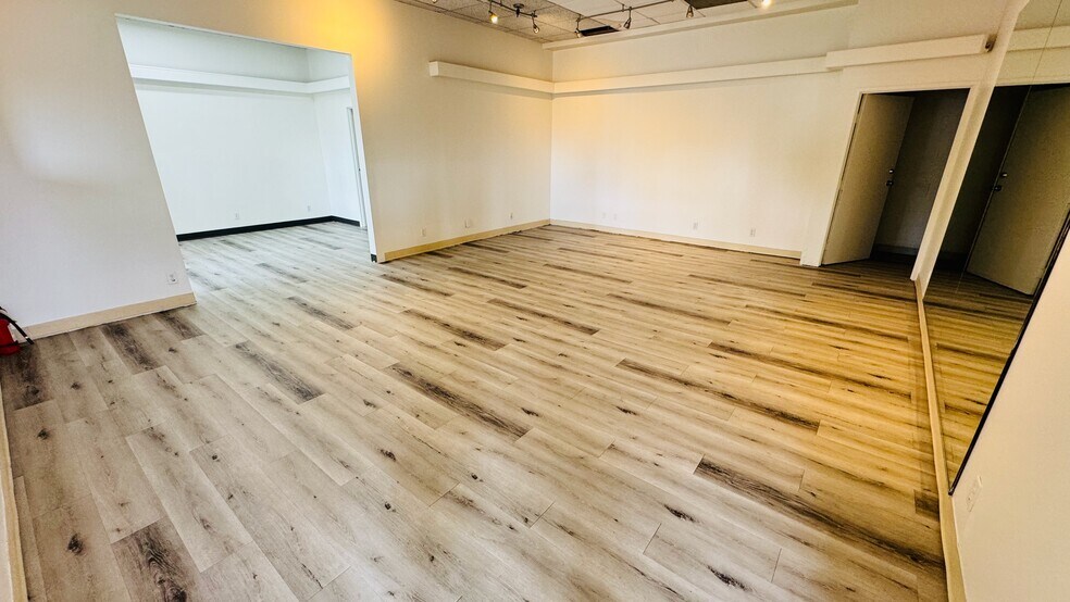 More Photos Of 11901 Santa Monica Blvd, Los Angeles Storefront Retail Office For Lease