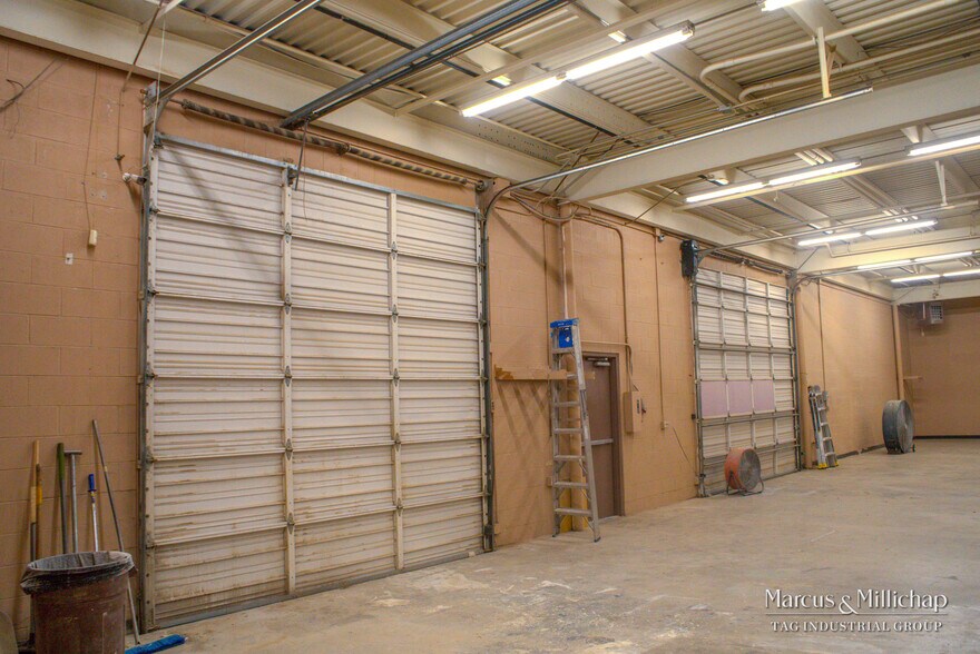 More Photos Of 10906 Laureate Dr, San Antonio Light Distribution For Sale