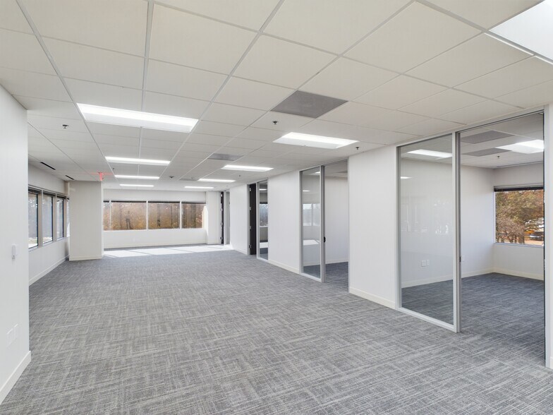 More Photos Of 2301 E Lamar Blvd, Arlington Unknown For Lease